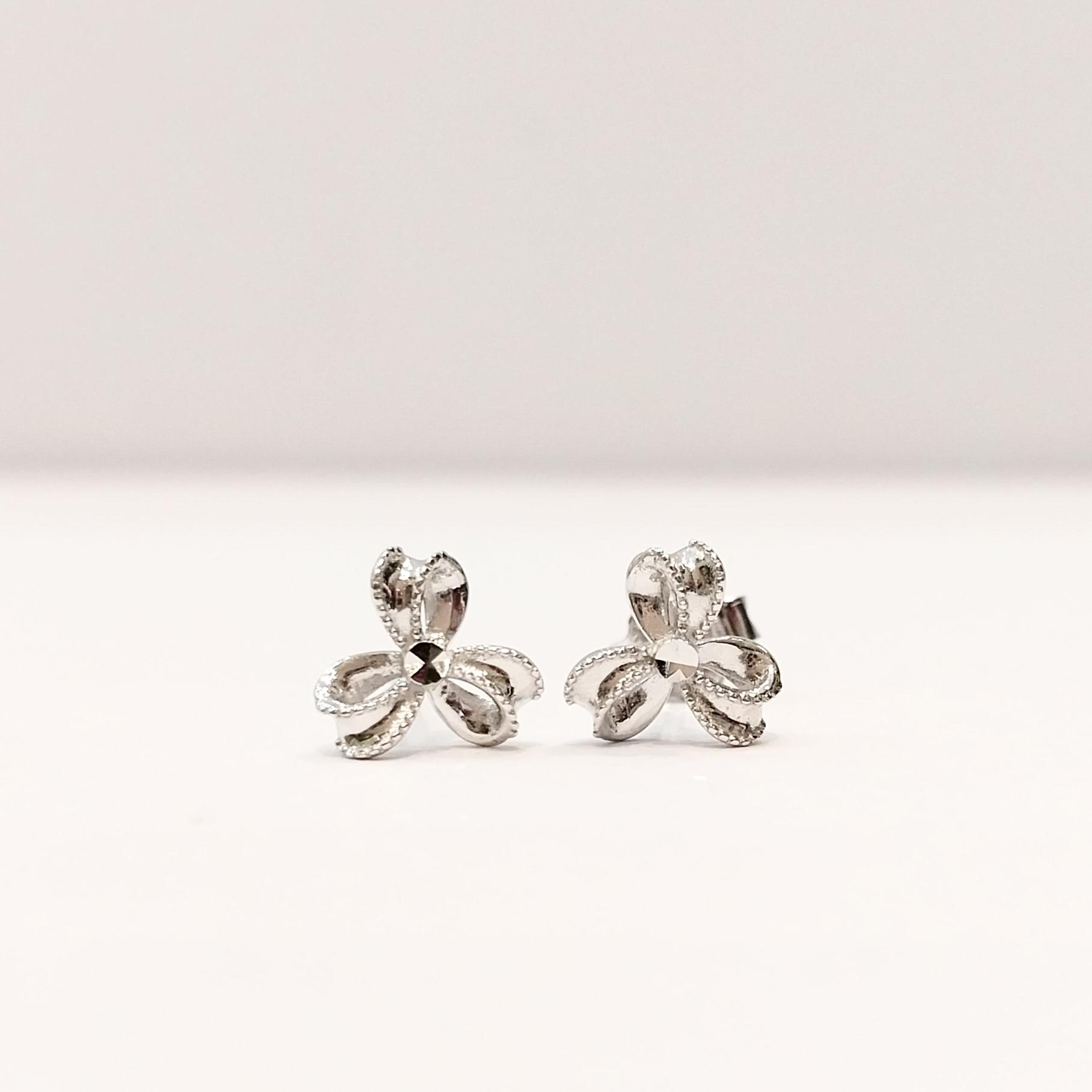 White 18k gold earring