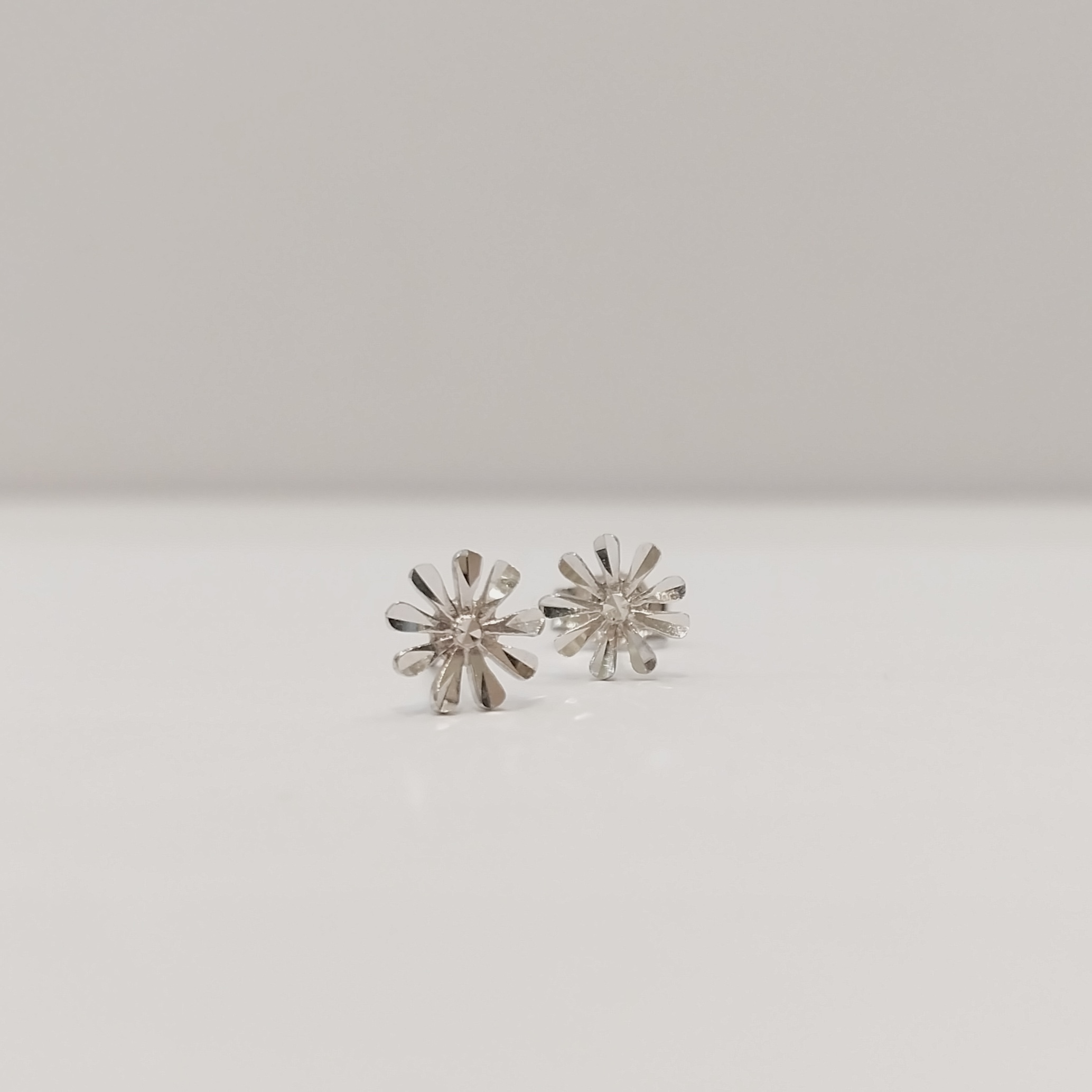 White daisy, 18k earring