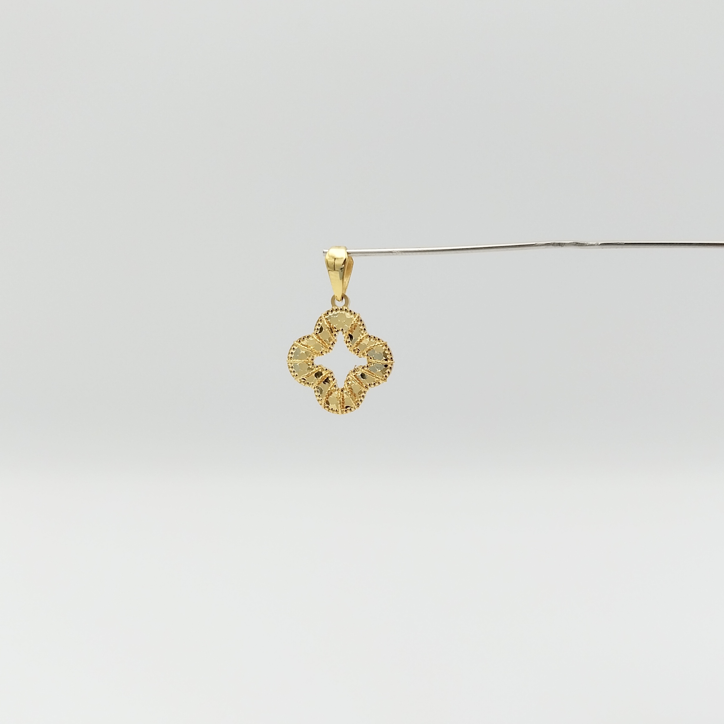 Four-leaf shape pendent